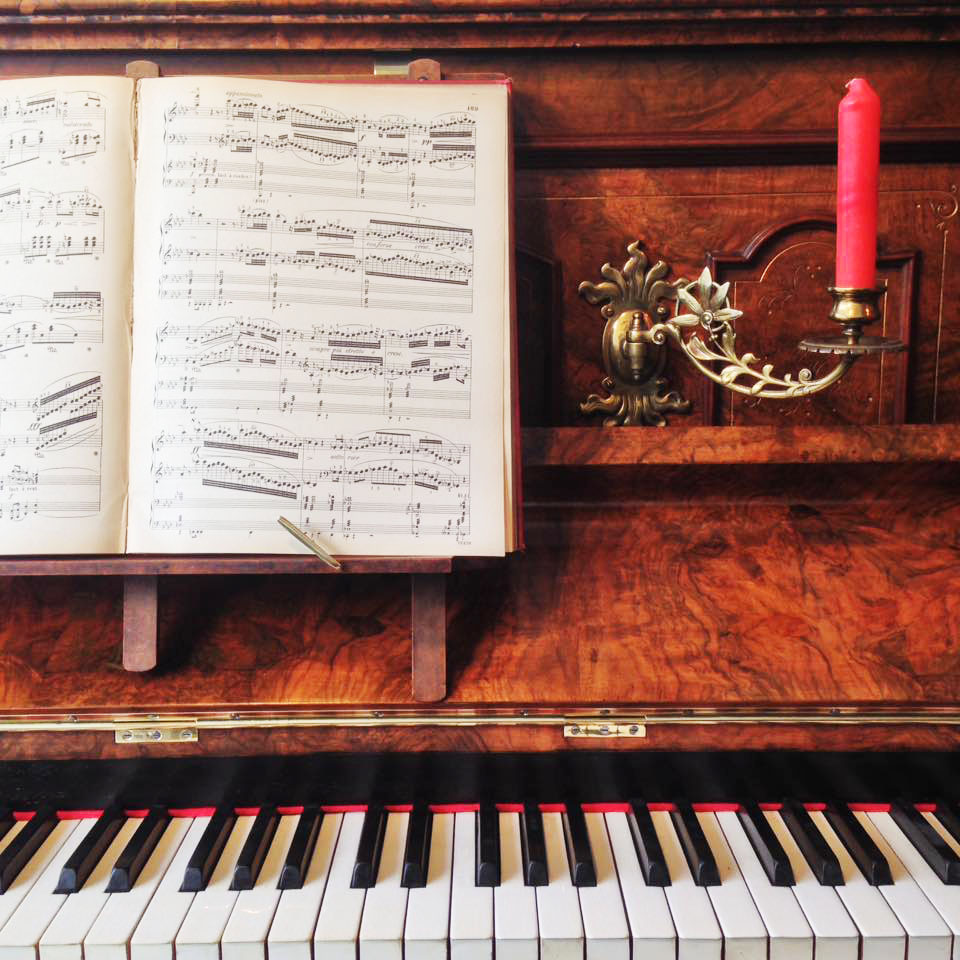 B SQUIRE Burr Walnut Upright Piano